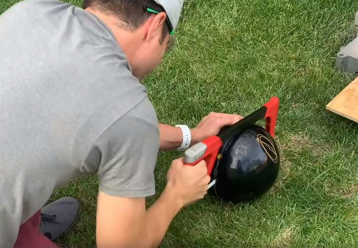 Бывший инженер NASA «взломал» шар для боулинга, и теперь он всегда попадает в цель (видео)