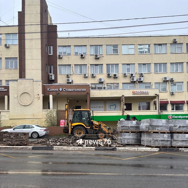 На Московском проспекте обновляют тротуар | Источник: читатель 76.RU