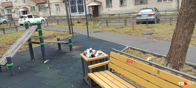 Мужчина говорит, что подростки часто оставляют мусор возле бака  | Источник: предоставлено Артуром