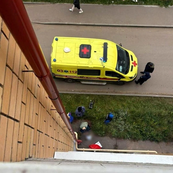 Пятилетняя девочка выбросила новорожденного брата из окна — он скончался от травм | woman.ru