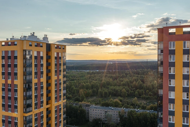 С одной стороны квартала есть лесопарк, а с другой&nbsp;— огромный торговый центр с магазинами, кафе и интересными мероприятиями каждые выходные | Источник: «Ривьера Инвест Екатеринбург»