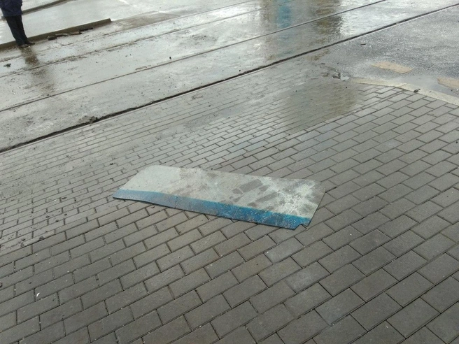 Одно из стекол осталось на тротуаре