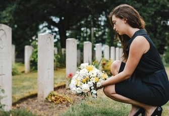 «Муж покончил с собой, испугавшись, что заразился ВИЧ после секса с массажисткой. Я так злюсь — ненависть разъедает изнутри»