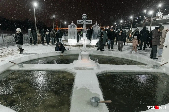 А еще горожане пришли сюда, чтобы набрать святой воды | Источник: Ирина Шарова / 72.RU