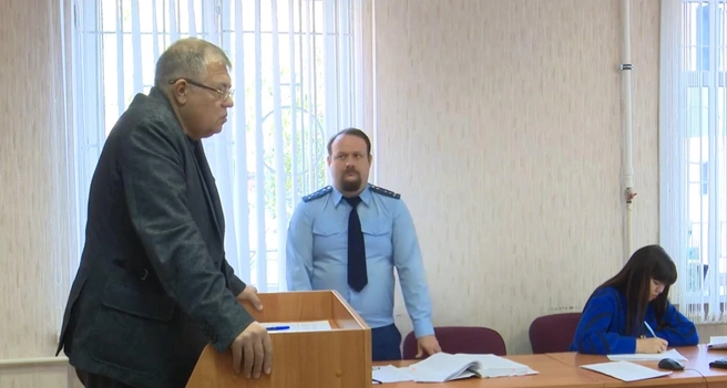 Отец Максима Олег Фоменко в суде | Источник: «Вести Воронеж» (скриншот видео) / vestivrn.ru