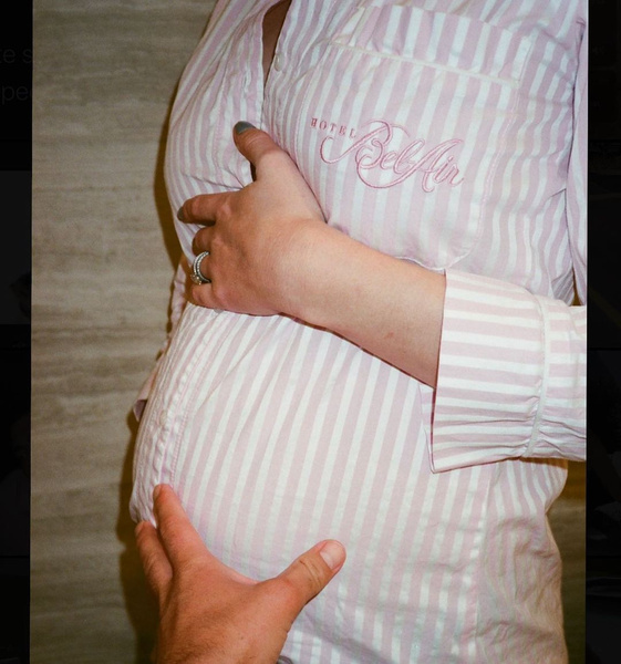 Лучше поздно, чем никогда: Софи Тернер впервые опубликовала «беременные» фото