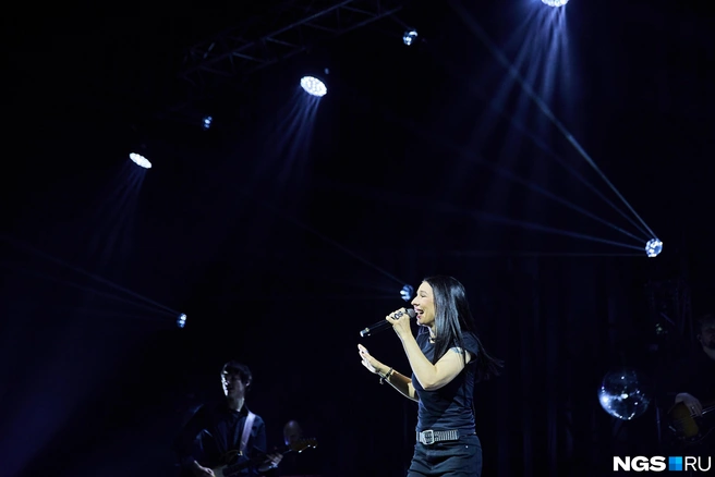 Образ певица выбрала максимально далекий от красочных поп-шоу: черные джинсы, черная футболка, черная куртка | Источник: Александр Ощепков / NGS.RU