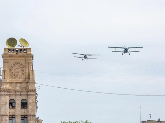 Три «кукурузника» пронеслись над центром города в ходе репетиции парада Великой Победы | Источник: Константин Завриков / V1.RU