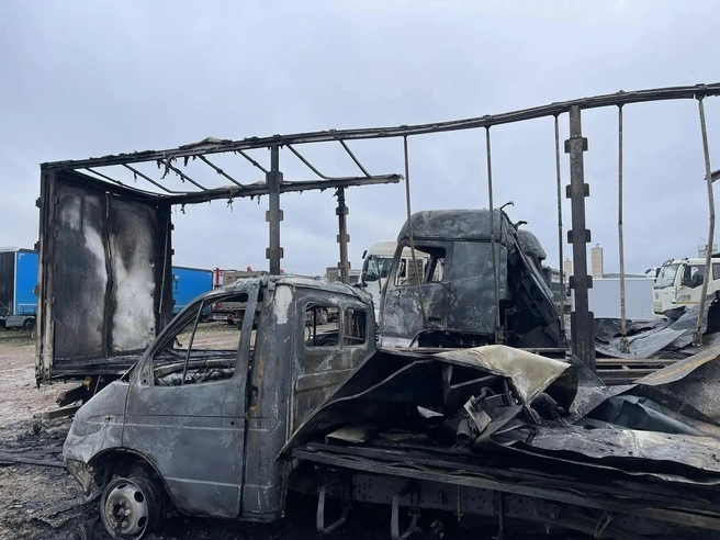 Автомобили сгорели в Солнечногорске после ударов БПЛА | Источник: Михальков.Солнечногорск / MAX