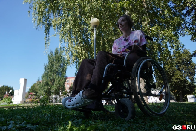 Прогулки в сквере помогают Вике не чувствовать себя взаперти | Источник: Алексей Ногинский / 63.RU