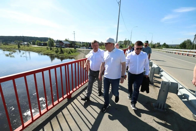 Мост в Нязепетровске построен взамен старого путепровода, который прослужил более 60 лет: он был признан аварийным, а значит&nbsp;— небезопасным для жителей | Источник: МАКС, пресс-служба правительства Челябинской области