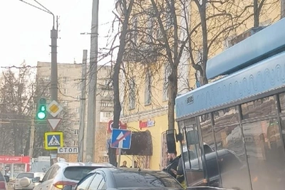 Троллейбус съехал в сугроб и повредил ограждение в Дзержинске