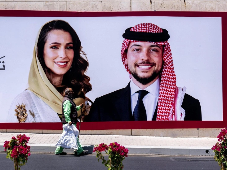 Плакаты и украшения на улицах Аммана в честь предстоящей королевской свадьбы наследного принца Иордании Хусейна бин Абдаллы и его невесты Раджвы Аль Саиф, 31 мая 2023