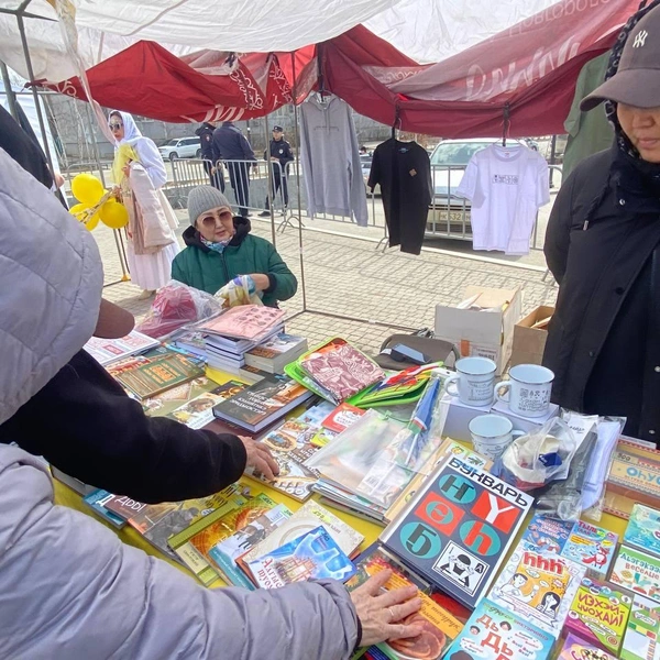 Другие торговцы предлагают книги  | Источник: Надежда Ефимова / 14.RU