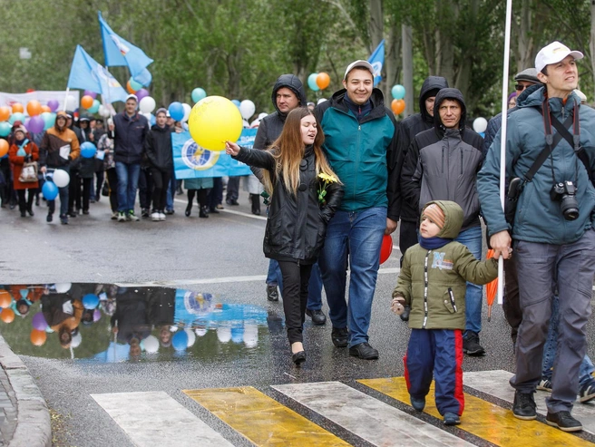 Первомайская демонстрация в 2026 году не состоится, а теплой и солнечной погоды 1 мая синоптики не обещают. | Источник: Алексей Волхонский / V1.RU