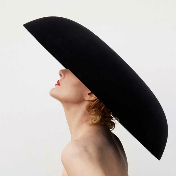 Фото №1 - Шик или фрик? Рената Литвинова в шляпе Balenciaga стала похожа на гриб