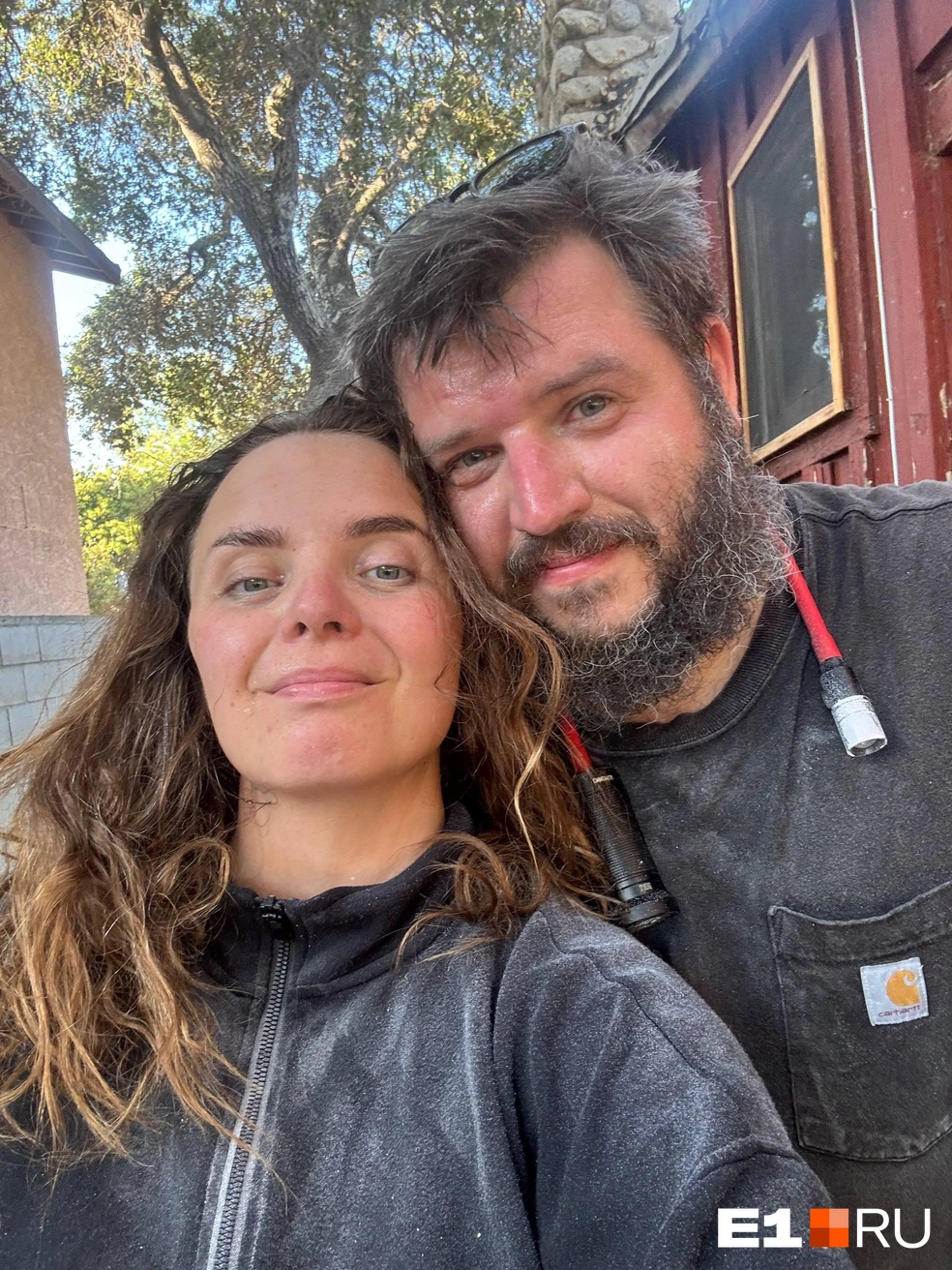 Иногда в работе помогала супруга Ольга. Она шустро красила стены! | Источник: Олег Иванов