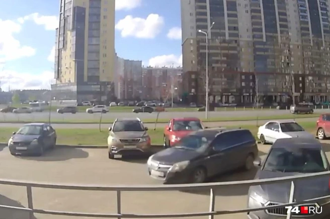 Мальчик за рулем Opel врезался в припаркованную Honda | Источник: Умный Дом.ру