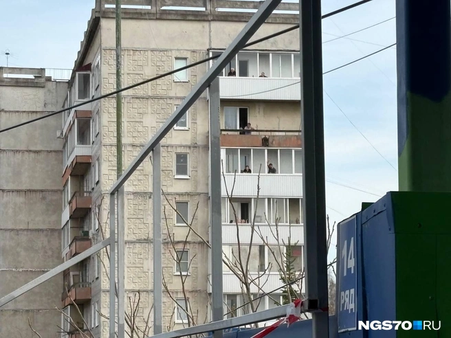 Интересно, оттуда что-то видно?  | Источник: Мария Лобанова / NGS70.RU 