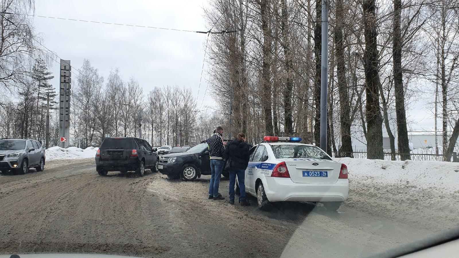 Пробка на дороге. Пробки Ярославль сейчас Брагино. Ярославль март. Пробки Ярославль сейчас на Ленинградском проспекте.