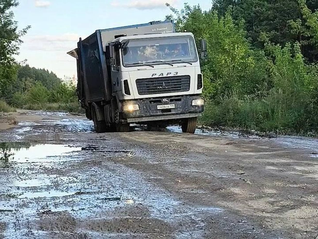 Водители мусоровозов говорят, что после проезда по такой дороге на полигон техника ломается каждый день | Источник: «Спецавтобаза»