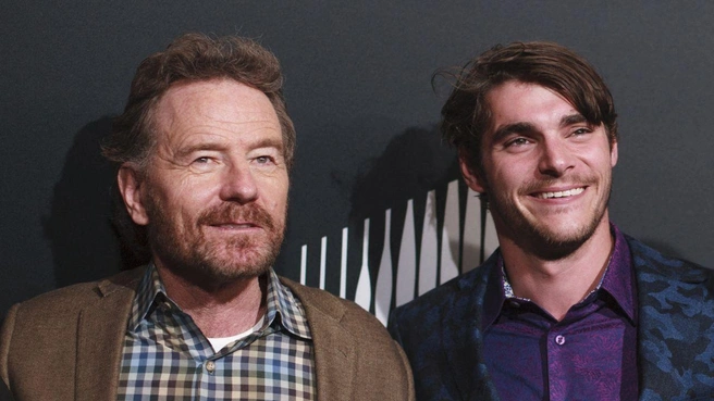 Mitte, here with «Breaking Bad» co-star Bryan Cranston, told how the show barely made its stars money. | Источник: MEGA