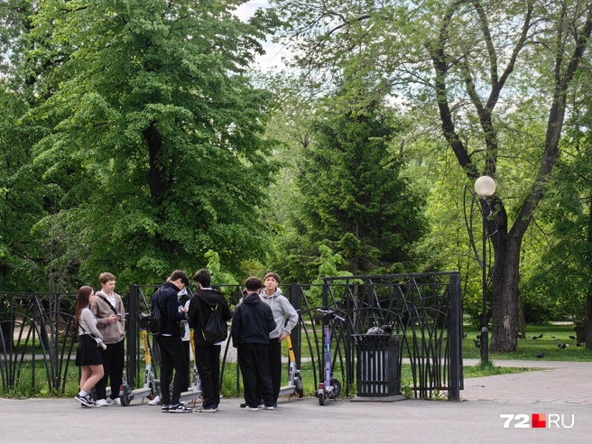 У школы много парковок: есть места для самокатов, машин и даже велосипедов | Источник: Юлия Мальцева / 72.RU