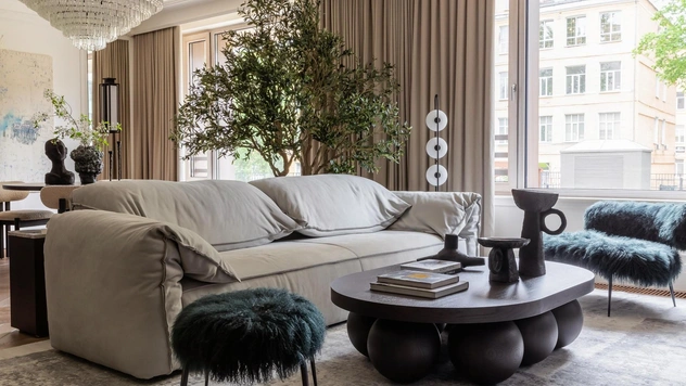 Лепнина, дерево, латунь и мрамор: квартира 95 м² с французским акцентом в Москве