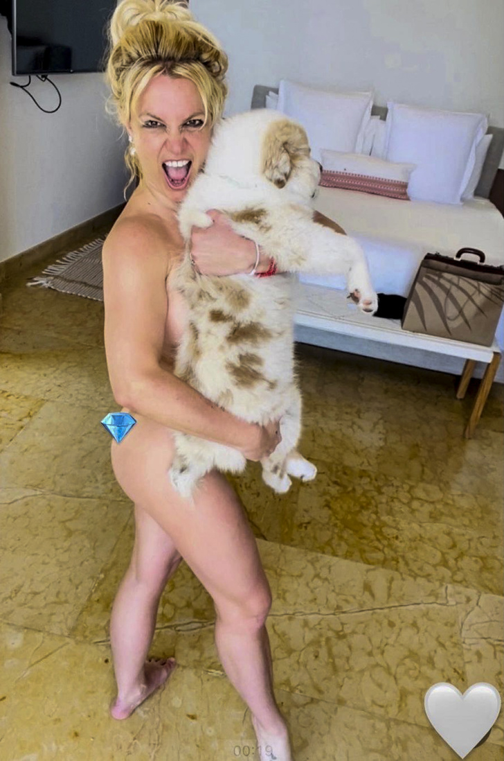 В ванне, на пляже и в кровати: 25 самых «голых» фото Бритни Спирс — такое  не вытерпит ни один мужчина | WDAY