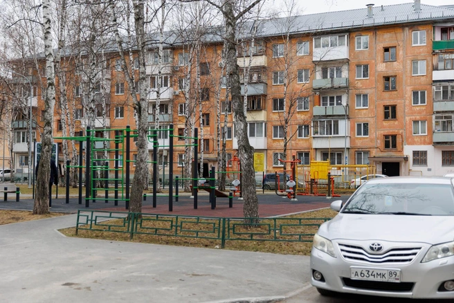 Свежие тротуары, современные спортивные площадки. Дворы на КПД постепенно обновляются, что невозможно не заметить  | Источник: Ирина Шарова / 72.RU