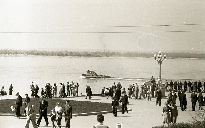 Мужчины&nbsp;— сплошь в костюмах, а женщины&nbsp;— в платьях или юбках | Источник: фотофонд Самарского областного государственного архива социально-политической истории