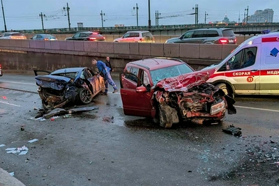 ДТП на Воскресенской набережной: четверо пострадавших, один в клинической смерти