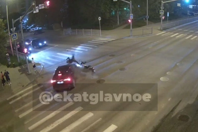 Мотоциклистка серьезно пострадала в ДТП с кроссовером в Екатеринбурге