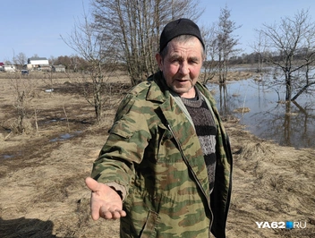 Дядя Коля рад&nbsp;— из-за половодья в поселке не появятся посторонние | Источник: Кристина Мельникова / YA62.RU