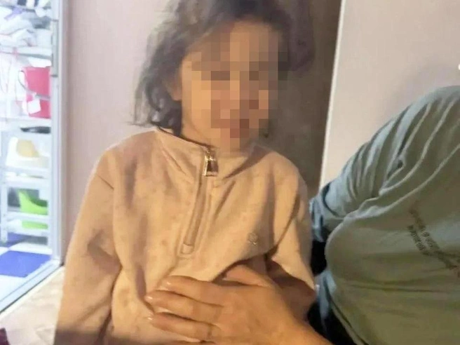 Эту девочку нашли ночью на улице. Где в этот момент были ее родители — неизвестно | Источник: max.ru / чат жителей района Новоселов