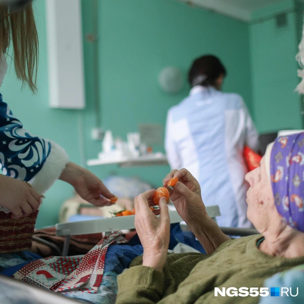 Если с кожурой справиться не получилось, то делить дольки Снегурочке не позволили  | Источник: Евгений Софийчук / NGS55.RU