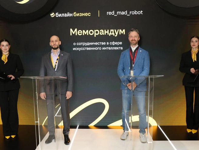 Генеральный директор ПАО «ВымпелКом» Сергей Анохин и основатель компании red_mad_robot Алексей Макин | Источник: билайн
