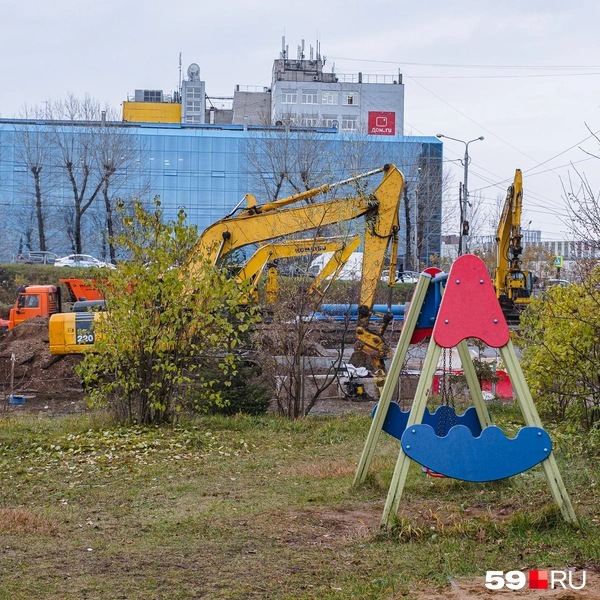 Дорожная стройка развернулась вплотную к дворам некоторых домов | Источник: Тимофей Калмаков / 59.RU