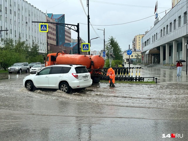 На перекресте Аммосова&nbsp;— Ленина возле площади Республики откачивают воду | Источник: Илья Константинов / 14.RU