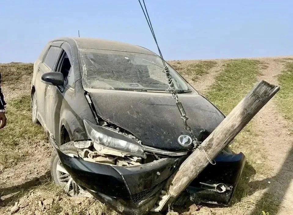 Пьяный подросток с другом угнали автомобили и стащили колесо в Якутии