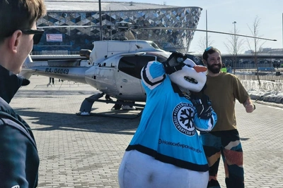 Приземление вертолета у ЛДС: на борту маскот ХК «Сибирь»