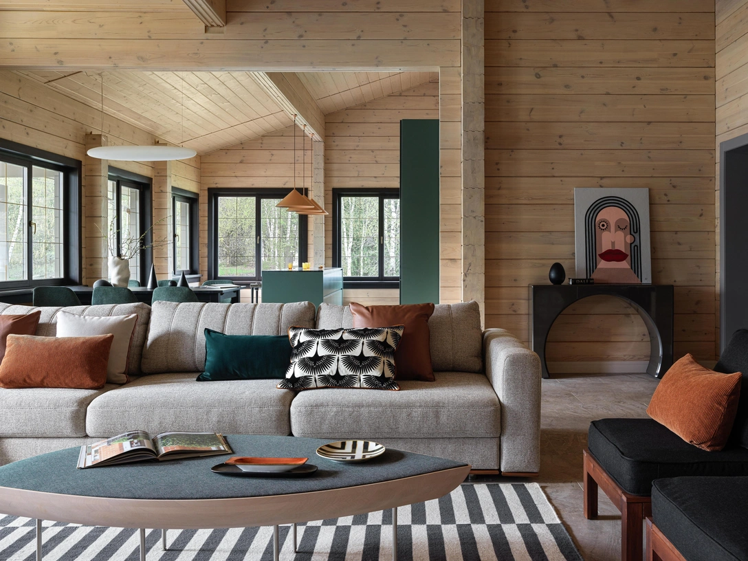 Светильники, HKliving. Диван, Gray Cardinal. Столик-банкетка, Sancal. Ковер, ИКЕА. Консоль, Theodore Alexander. | Источник: Максим Максимов