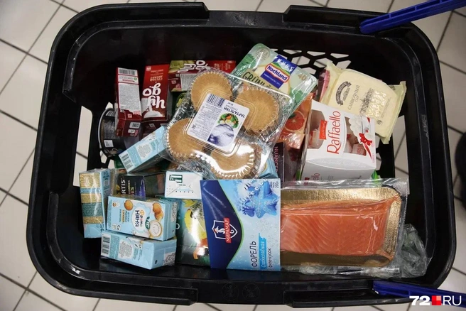 По словам Екатерины, чья тележка на фото, продукты за последние дни в магазинах подорожали  | Источник: Ирина Шарова / 72.RU