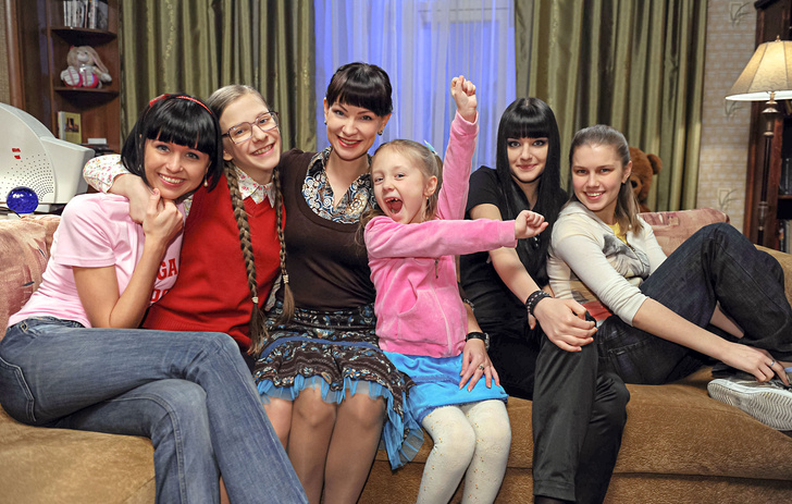 Уехавшая в Великобританию Пуговка Катя Старшова возвращается в Россию для съемок «Папиных дочек»