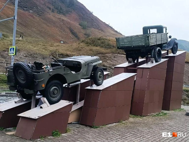 Вот как выглядит сам памятник Кольке Снегиреву и шоферам Чуйского тракта | Источник: Константин Барыкин