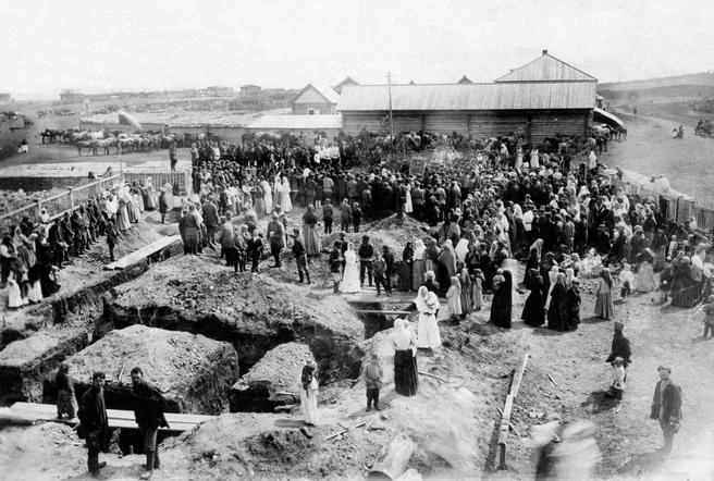 В селе Красном рядом с Ленинском-Кузнецком в 1908 году вызвало ажиотаж освящение закладки церкви | Источник: pastvu.com