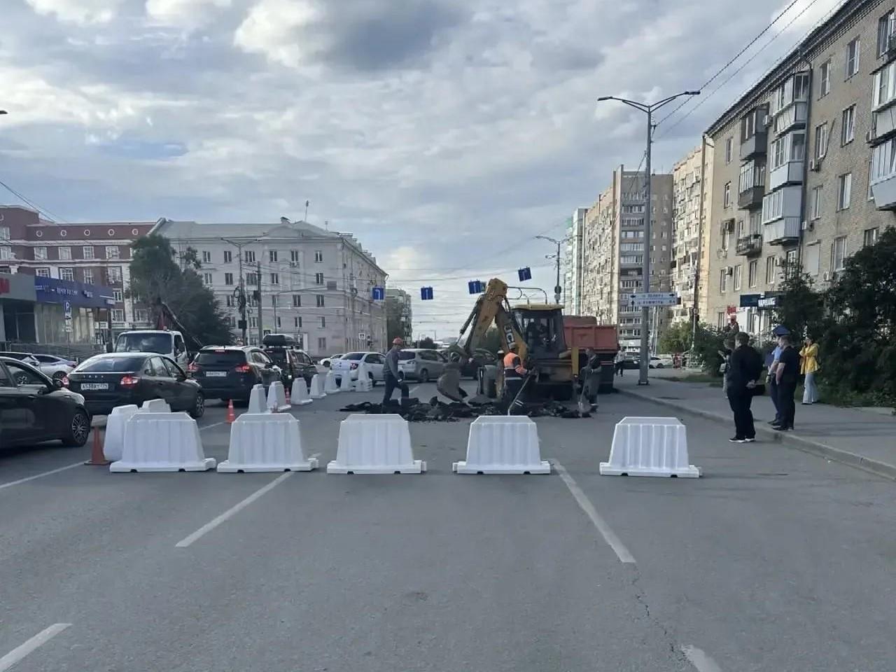 На дорогу в центре Челябинска, где провалился асфальт, отправили ремонтную бригаду