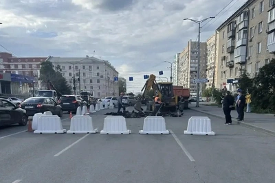 Провал асфальта на Российской в Челябинске ремонтируют