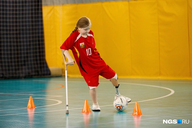 Сибирячка Лера мечтает стать профессиональной футболисткой | Источник: Андрей Бортко / NGS.RU