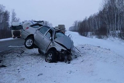 Пассажирка погибла в аварии с грузовиком на трассе
